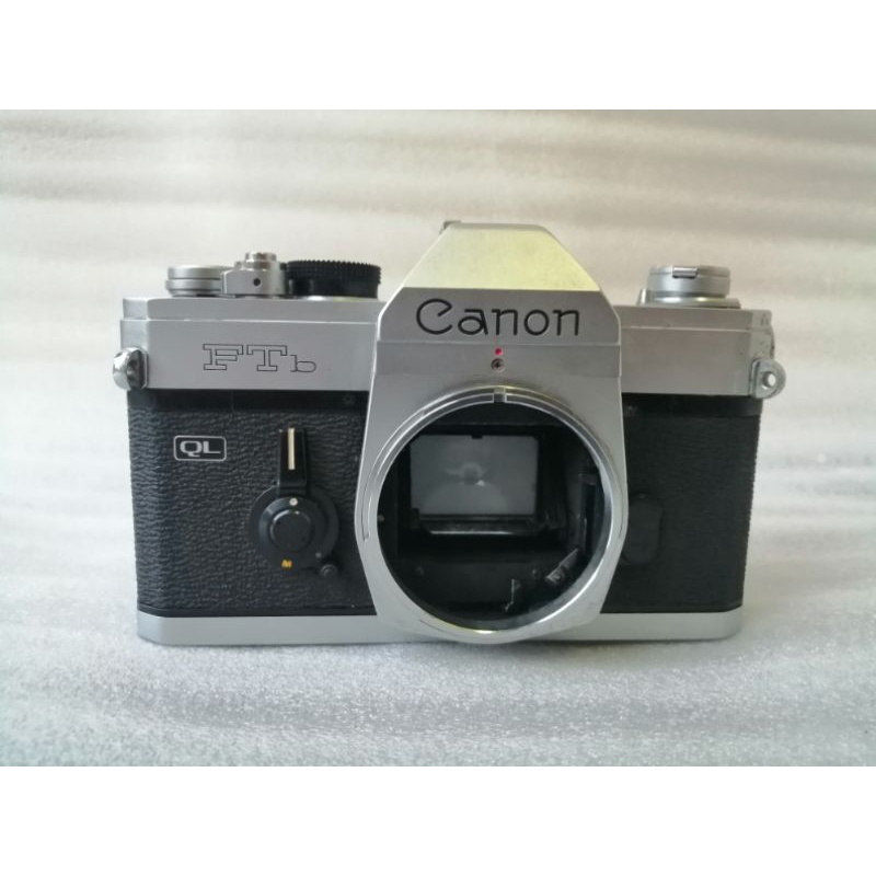 กล้องฟิล์มวินเทจ​ Canon ftb มีสีผุกร่อนตรงมือชี้​ ขึ้นฟิล์มได้​ ชัตเตอร์ได้​ เอาไปสะสม​ หรือซ่อมใช้งานก็ได้
