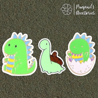 🇹🇭 พร้อมส่ง : 🦖🐌 เข็มกลัดเซ็ทแก๊งค์ลูกไดโนเสาร์สีเขียวและหอยทาก | Little Green Dinosaur &amp; Snail Enamel Brooch Pin Set.