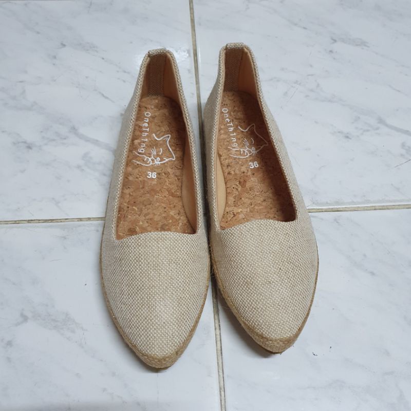 (ส่งฟรีไม่ต้องใช้โค้ด) รองเท้าคัทชูหัวแหลม Minimal Flats จากร้าน OneTh1ng