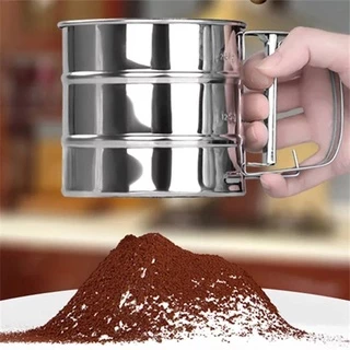ที่ร่อนแป้งสแตนเลสแบบบีบ ที่ร่อนผงโกโก้ ตะแกรงร่อนแป้งมือบีบ ขนาด 250 g.