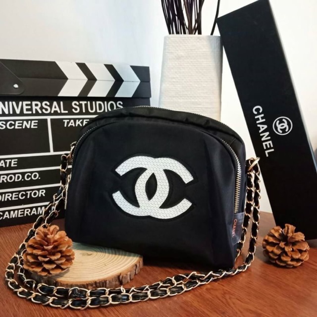 💯 รุ่นใหม่ล่าสุด !! Chanel Cosmetic Bag With Chain VIP Gift With Purchase 🍭