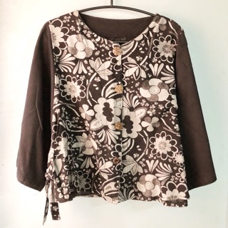 เสื้อพิมพ์ลายดอกไม้ กระดุมหน้า แขนยาว ผูกเชือกที่เอว
