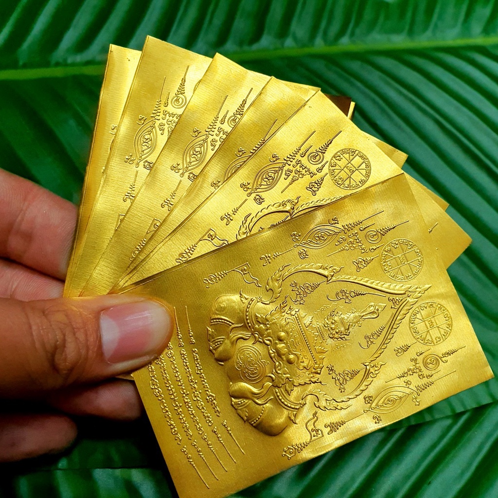 แผ่นยันต์ราหูอมจันทร์ รุ่นเหนือดวง เข้าพิธีปลุกเสกวันสุริยะฆาต อานุภาพแก้ดวงตกสามารถนำไปบูชาวางใต้ฐานพระหรือหล่อพระได้