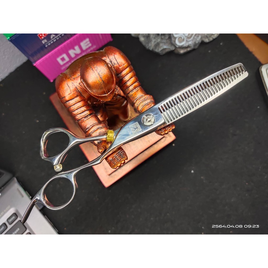 กรรไกรตัดผม Titan W630A (V630W) มือขวา ขนาด 6 นิ้ว