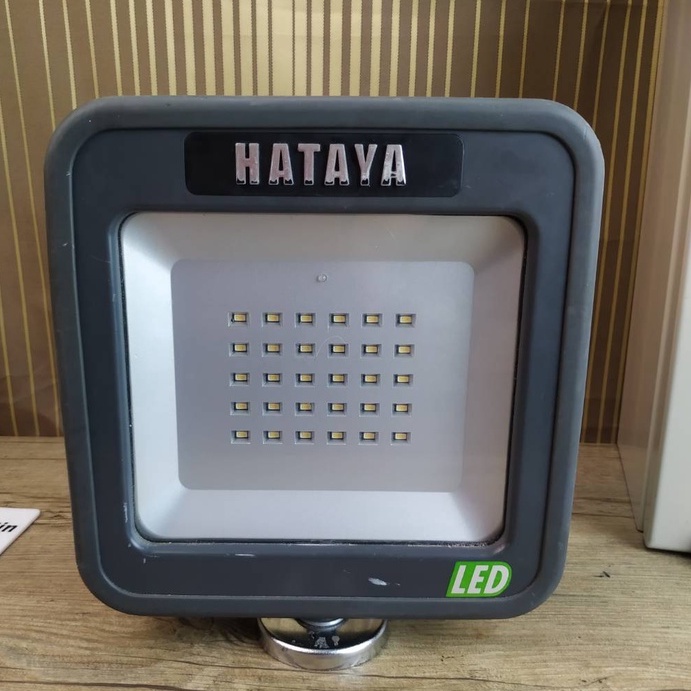 ไฟ LED ไร้สาย Hataya 15w มีแบ็ตเตอรี่ Li-ion 13000 mAh  พร้อมขาแม่เหล็ก มือสอง