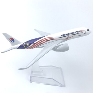 [16cm] โมเดลเครื่องบิน Malaysia Airline 350 (Aircraft Metal Model) วัสดุทำจากเหล็ก มีล้อ พร้อมฐาน ของเล่น ของสะสม