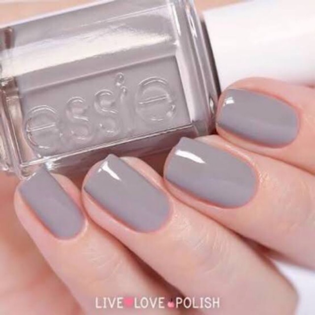 พร้อมส่ง Essie Chinchilly  สีเทาเรียบหรู ออกเทาคอนกรีต สีนี้เป็นอีกหนึ่งสีดังและขายดีของแบรนด์เลยค่ะ  แท้ 💯%