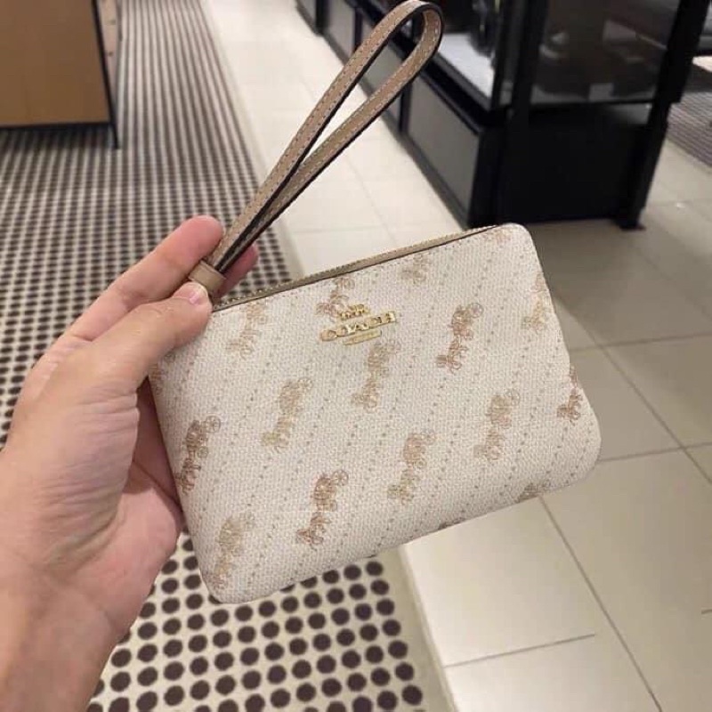พร้อมส่ง แท้ 🇺🇸💯% New Coach คล้องมือ 1 ซิป S CORNER ZIP WRISTLET WITH HORSE AND CARRIAGE DOT PRINT (