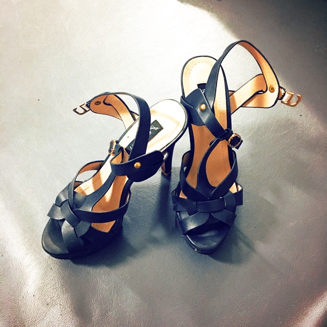 รองเท้า YLS