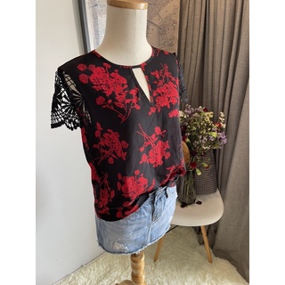 SHEIN 🖤♥️ Floral Print with Crocheted Sleeves