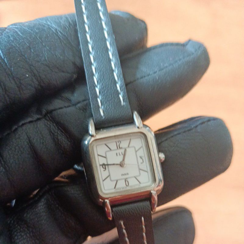 นาฬิกาแบรนด์เนมฝรั่งเศสELLEหน้าปัดสีขาวตัวเรือนสีเงิน สายหนังสีดำของแท้ 100% มือสองสภาพสวย