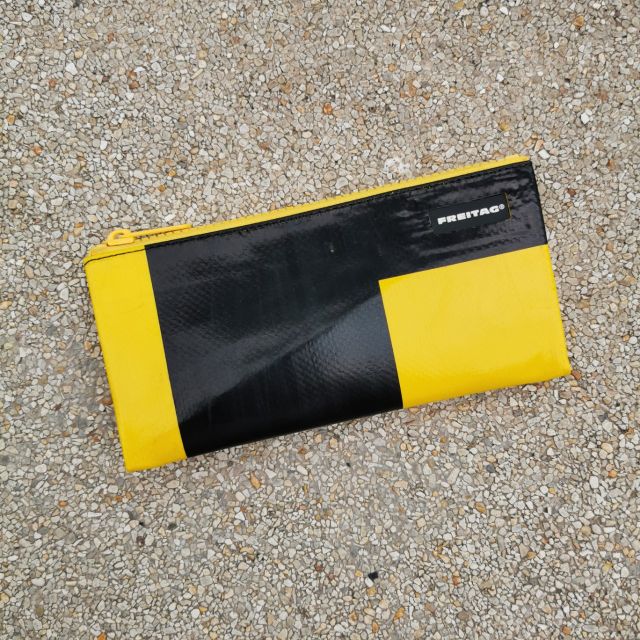 🟡⚫ กระเป๋าใส่ของ Freitag
รุ่น F06 SERENA ผ้าใบสีเหลือง สกรีนสีดำ ซิปสีเหลือง มือ 1 ⚫🟡