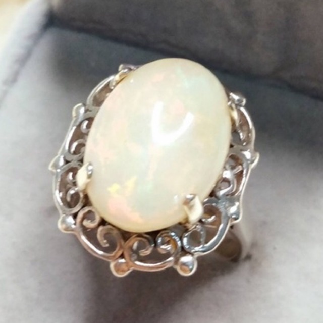 แหวนโอปอลแท้  5 กะรัต Opal สีขาวเหลือบรุ้ง