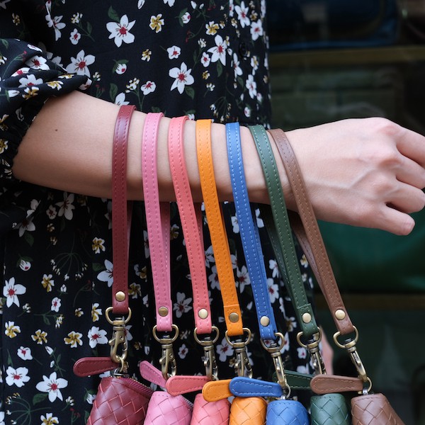 🌟ใส่กับกระเป๋าสตางค์ หรือใช้เป็นพวงกุญแจได้🌟สายคล้องมือหนังวัวแท้ Wrist Strap (Hatsukoi Leather Bag)