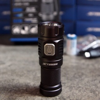 JetBeam E20R 990 Lumens มาใหม่ สีดำเทา มาดเข้ม ขนาดเล็ก ชาร์จได้ในตัว มาพร้อมแบตชาร์จ พร้อมใช้งานทันที