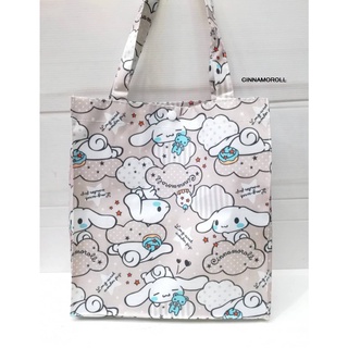 CINNAMOROLL กระเป๋า กระเป๋าผ้า ลดโลกร้อน ผ้าเคลือบกันนำ้ อย่างดี ลายCINNAMOROLL มีกระดุมด้านบน มีแผ่นรองใต้กระเป๋า  PMYL