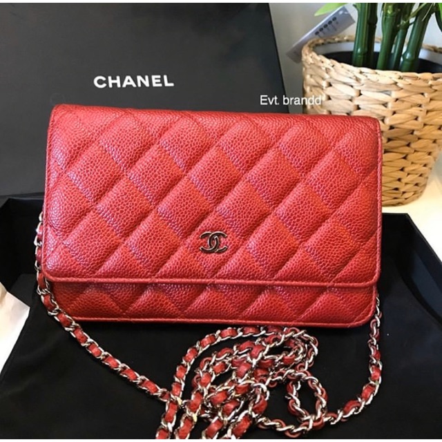 Used in good condition CHANEL Woc pearly red holo20 🍒