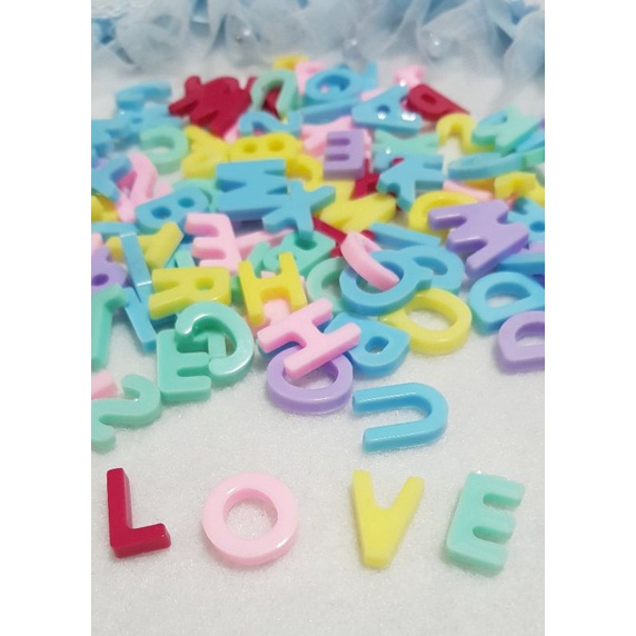 เรซิ่นตัวอักษร A-Z สีหวาน เลือกตัวได้ (1ชุด = 10ตัว)