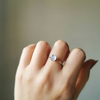 Moonstone Ring​ แหวนมูนสโตนสีรุ้ง ด้านข้างประกับสวารอฟกี้แมคคา​ไซต์​ ก้านเรียบ​ มินิมอลลุค​