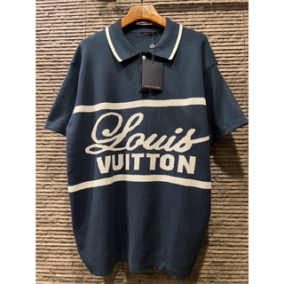 LOUIS VUITTON SIGNATURE LOGO STRIPE POLO SHIRT IN NAVY เสื้อคอปกโปโล แบรนด์หลุยส์วิตตอง สีกรมท่า ผ้าไหมพรม ตัวหนังสือ