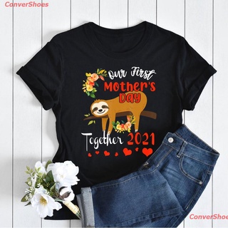 เสื้อยืดแขนสั้น เสื้อยืดคู่รักสําหรับคุณแม่ตั้งครรภ์ Our First Mothers Day 2021 Mens Womens T-shirts