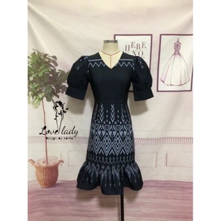 พร้อมส่ง s ชุดเดรสลายไทยสีกรม แต่งชายระบายงานป้าย