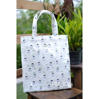 กระเป๋าผ้าพื้นสีขาว ลายเพนกวิ้นน้อยสีฟ้า
