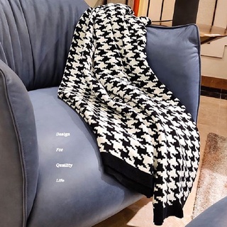 Houndstooth ถักผ้าห่มพร้อมผ้าขนหนูปลายเตียงผ้าขนหนูคลุมผ้าห่มนอร์ดิกขาวดำโรงแรมใหม่และผ้าห่มตกแต่งห้องแบบเกสต์เฮาส์