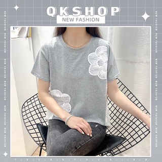 QKshop เสื้อยืดคอกลม🏝️🌸ดีไซน์มินิมอลเรียบหรูดูดี  เสื้อยืดสาวหวานปักลายดอกไม้💮 ใส่ไปไหนก็คือสวยดูดี ไม่มีเอ้าท์🥳 รีบตำก่