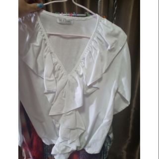 เสื้อคอวีระบายด้านหน้าผ้าสีขาวม๊ากๆๆ
