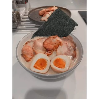 Ichiban Tonkotsu Ramen - ทงคตสึ ราเมน (บะหมี่​กึ่ง​สำเร็จรูป-เส้นสด)