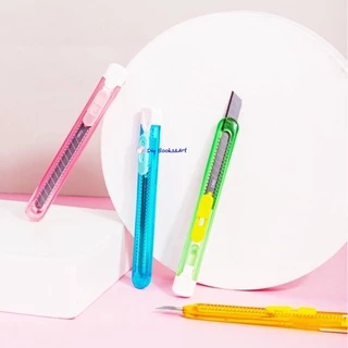 Deli Cutter คัตเตอร์ 13 ใบมีด สีสันสดใส 2054 คัตเตอร์พลาสติก คัตเตอร์เล็ก มีดคัตเตอร์ (คละสี 1 ชิ้น)
