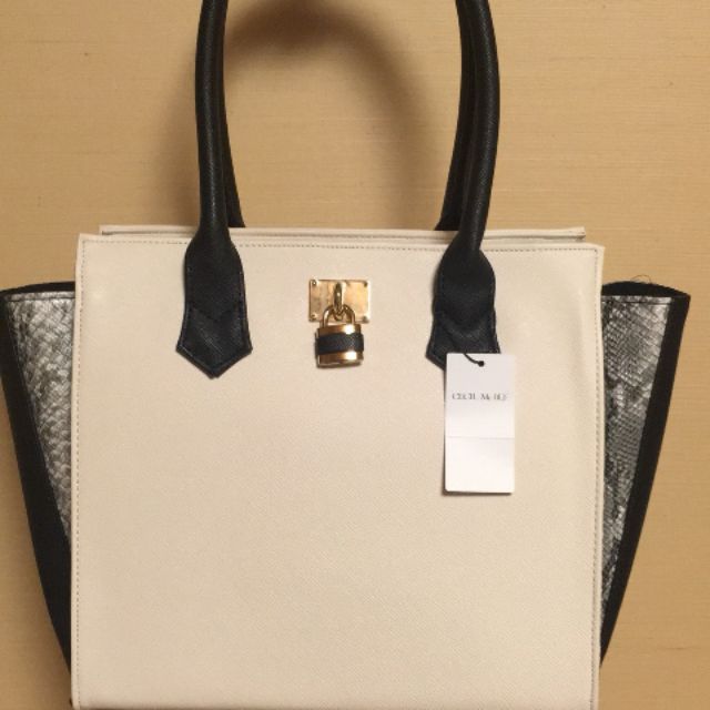 กระเป๋า​สะพาย​ข้าง​ CECIL​ McBEE เป็น​แบรนด์​ของญี่ปุ่น