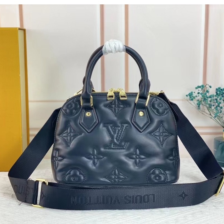 ของแท้ Louis Vuitton Shell Bag Collection ALMA BB Black Leather LV กระเป๋าสะพายไหล่ ลายนูน