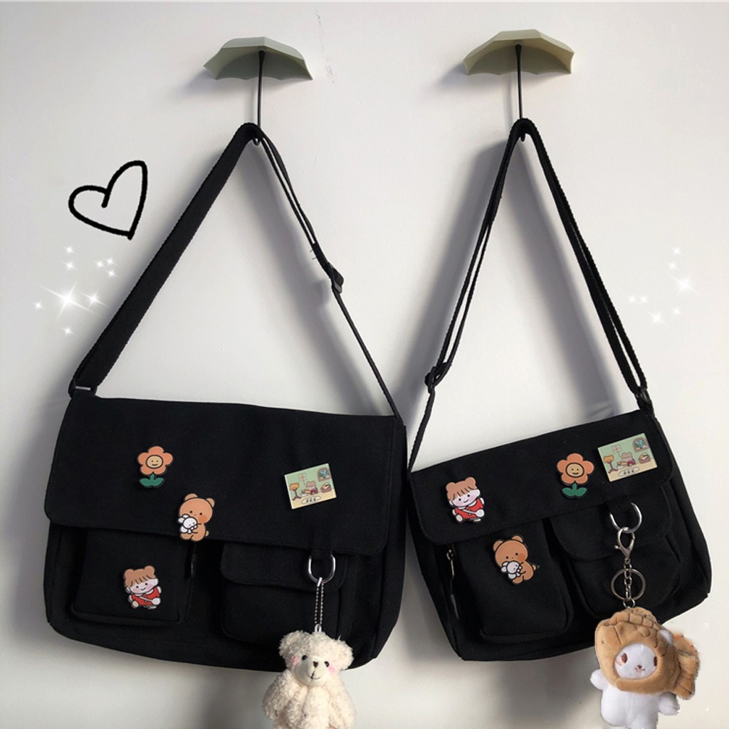 (มีส่งด่วน) tokyosellected(T1409) กระเป๋าสะพายข้างผ้าแคนวาส (แถมเข็มกลัด 4 ชิ้น) - รูปที่ 4