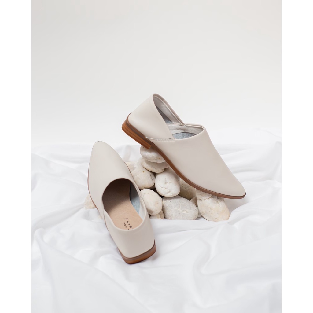 รองเท้าหนังรุ่น EVERLY/ Linen Cream รองเท้าโลฟเฟอร์หัวแหลมทรงสวย สำหรับสาวเก๋ แบรนด์ THANK YOU SUMMER