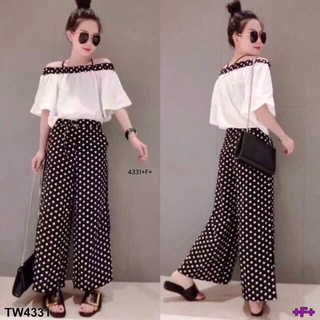 👗Pfashion [ส่งไว!!🚛] P4331 Set เสื้อปาดไหล่สายเดี่ยว+กางเกงจุด Set of off-shoulder top + point pants