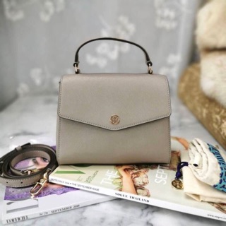 📌Shop มีถุงผ้า 📌Tory Burch ROBINSON SMALL TOP-HANDLE SATCHEL 📌6.37" (16 cm); length: 7.97" (20 cm)