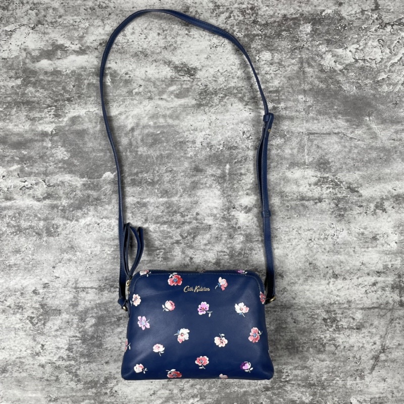 [PRELOVED] กระเป๋าสะพายข้าง Cath kidston หนังลายดอกไม้