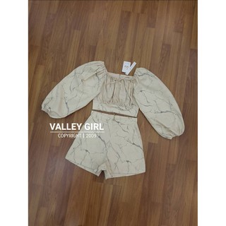 VALLEY GIRL เสื้อ + กางเกงขาสั้น เซตนี้น่าร้ากมากกกก เสื้อทรงแขนยาวไหล่ดึงยางยืดเลกๆ อกมีเชือกให้ผูกโบว์