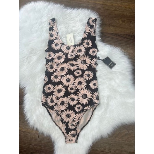 F21 บอดี้สูท ลายดอก แต่งเว้าด้านข้าง เนื้อผ้าโพลี่เอสเตอร์ ผ้าเนื้อนิ่ม ผ้ายืดหยุ่นได้เยอะ น่ารักลายแจ่มมาก
