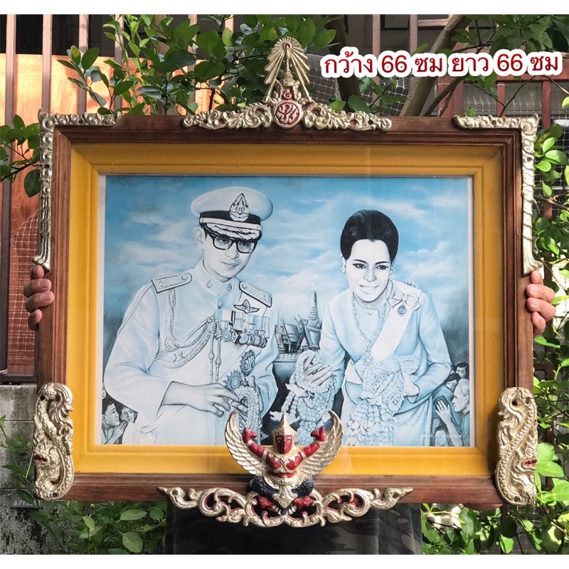 ของเก่า ภาพในกรอบไม้สัก พระบรมฉายาลักษณ์ในหลวงรัชกาลที่ 9 และสมเด็จพระราชินี พระปรมาภิไธยย่อ ภปรสีแด