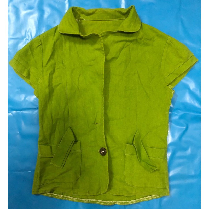 เสื้อทำงาน สีเขียว มีกระเป๋าหน้า 2 ข้าง กระดุมหลุด 1 เม็ด