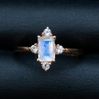 แหวนพลอยมุกดาหาร(Rainbow moonstone) เนื้อใส เหลือบฟ้าเข้ม เรือนเงินแท้92.5% พลอยแท้จากประเทศศรีลังกา ไซส์นิ้ว 54 หรือเบอ