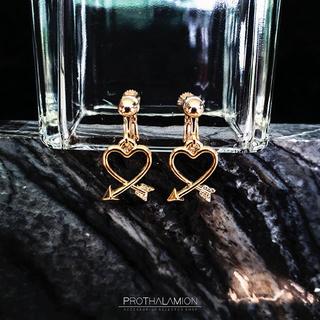 Premium Import Cute Gold Arrow Heart Clip Earrings : ต่างหูหนีบ ตุ้มหูหนีบ พรีเมียม รูป หัวใจ ลูกศร สีทอง