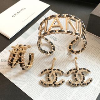 Set Bracelet &amp; Earrings จากชาแนล