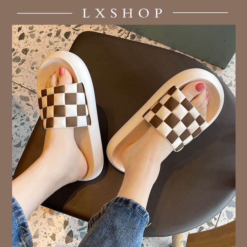 LxShop รุ่นนี้ถือว่าเด็ดม๊วกกก รองเท้าแตะสุดคิวท์ ลายรางน่ารักมาก มีหลายสี บอกเลออ ใส่แล้วสวยจริ๊งงงง