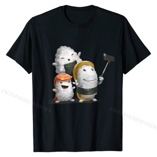 T-shirt  เสื้อยืด ผ้าฝ้าย พิมพ์ลายซูชิ Taking Selfie Tamago E Onigiri สําหรับผู้ชายS-5XL