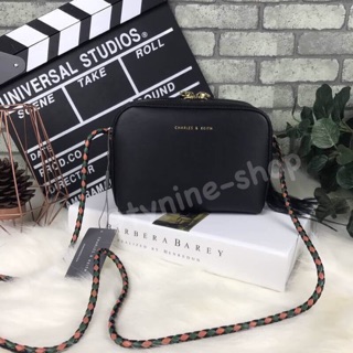 [ของแท้]CHARLES &amp; KEITH CURVED SLING BAG