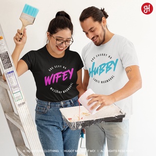 เสื้อเชิ้ตสําหรับคู่รัก - HUGOTERO CLOTHING: Hubby at Wifey (เสื้อยืดคู่, เสื้อยืดคู่, เสื้อยืด PxS